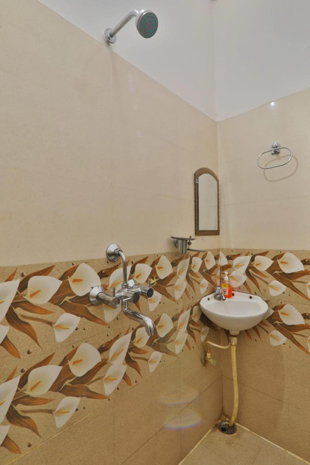 ורנאסי Gauri Kedareshwar Guest House מראה חיצוני תמונה