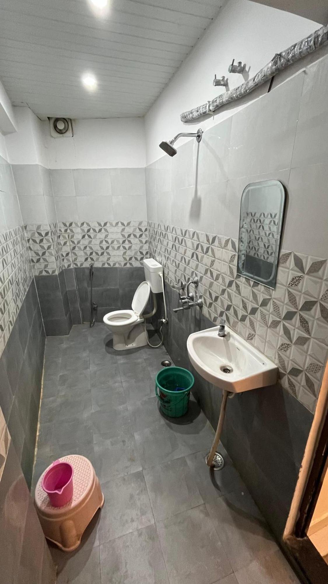 ורנאסי Gauri Kedareshwar Guest House מראה חיצוני תמונה